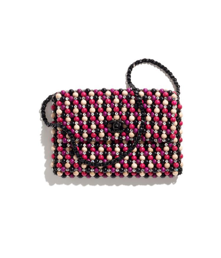 米黑粉色木珠與水晶鑲飾編織皮穿鍊小包，56萬6,500元。圖／香奈兒提供