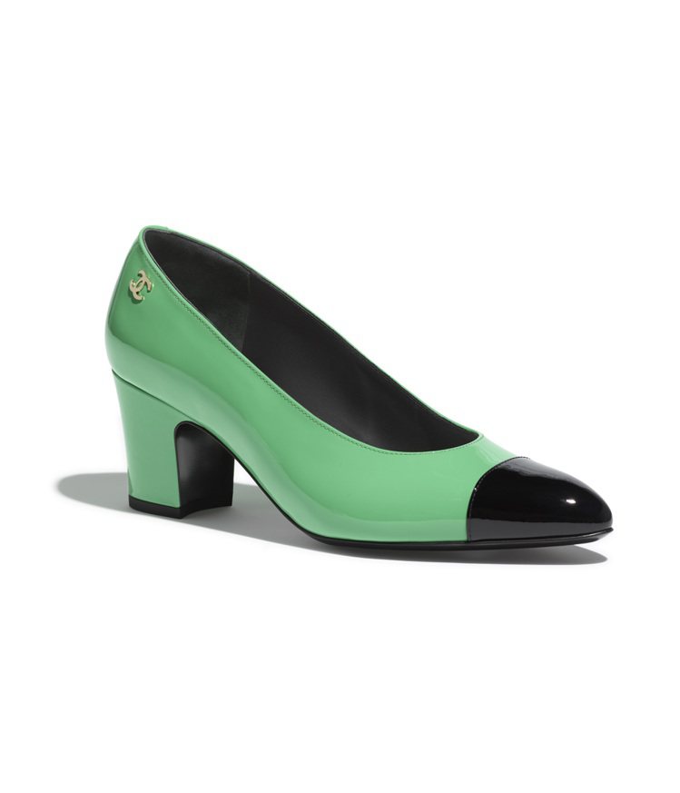 綠黑漆皮低跟雙色鞋，36,000元。圖／香奈兒提供