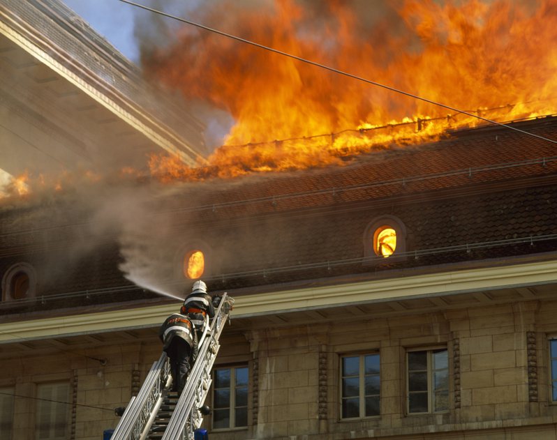 圖為縱火燒屋示意圖，非新聞當事人。圖片來源/ingimage