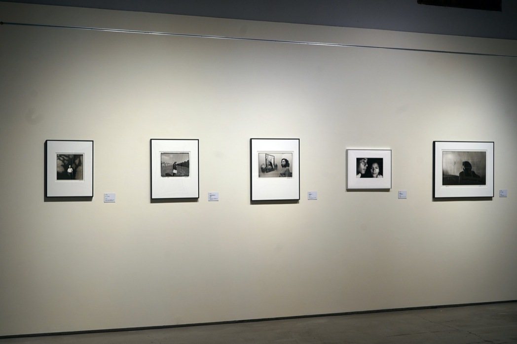 最左作品為林柏樑所拍攝的〈詩人 林亨泰彰化 1998〉。 圖／台灣好基金會提供、...