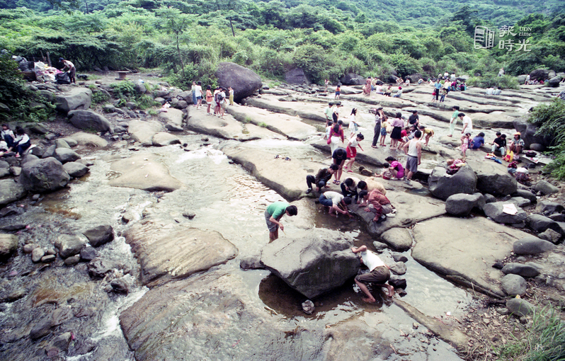 台北市內雙溪聖人瀑布遊樂區發生山崩，在事件發生後，民眾在聖人瀑布附近遊玩，似乎遊興未減，繼續遊山玩水。圖／聯合報系資料照（1993/05/30　胡國威攝影）