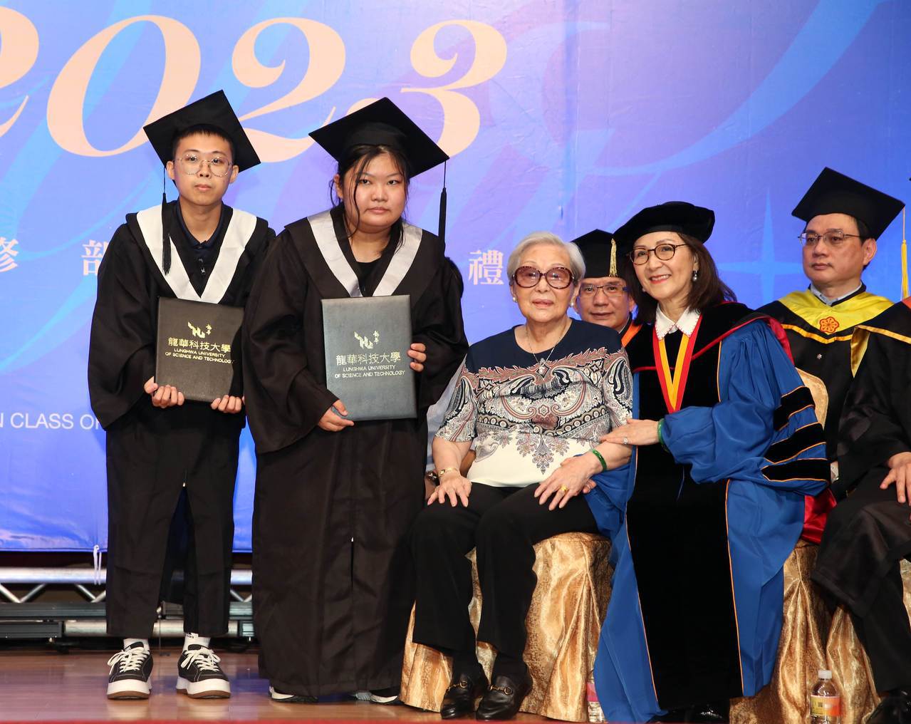 龍華科大今年有2,981位畢業生，創辦人孫陳淑娟女士頒發C值競爭力績優獎。龍華科大／提供 