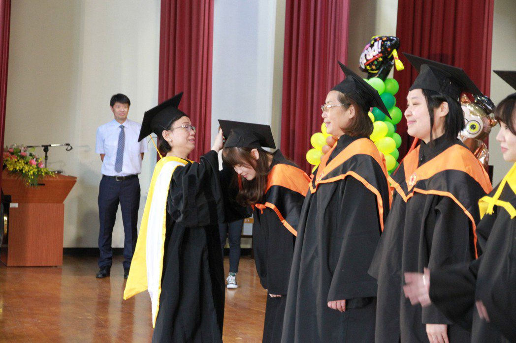 111學年畢業典禮醫護學院鍾玉珠院長為碩班代表學生撥穗。 元培/提供