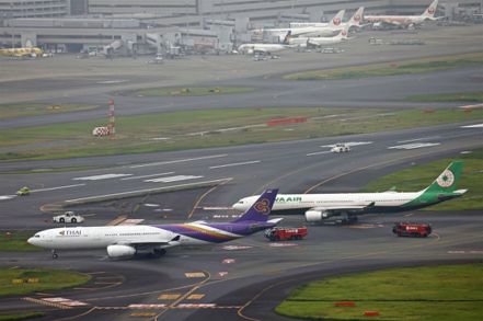 日本時間6月10日上午11時左右，長榮航空航機與泰國航空航機疑似在東京羽田機場發生碰撞。圖／共同社