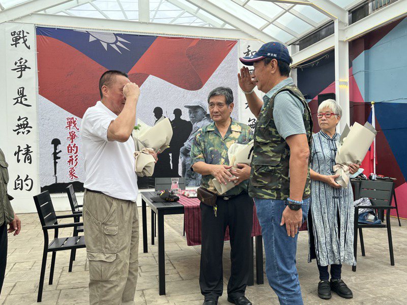 鴻海創辦人郭台銘（右）向退役情報員行舉手禮致敬。記者陳俊智/攝影