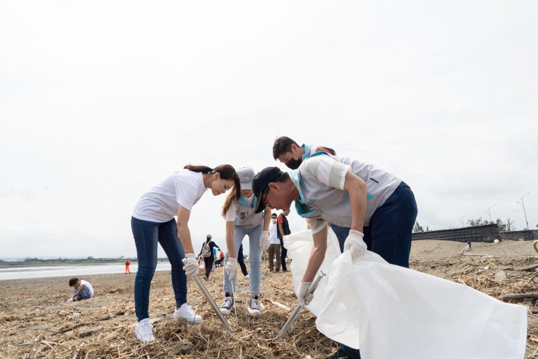 新竹市政府今天舉辦淨海活動，吸引400人在頭前溪出海口撿拾垃圾，市長高虹安參與。...