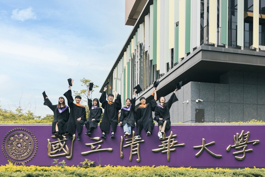 清華畢業生開心在校園拍畢業照。圖／清大提供