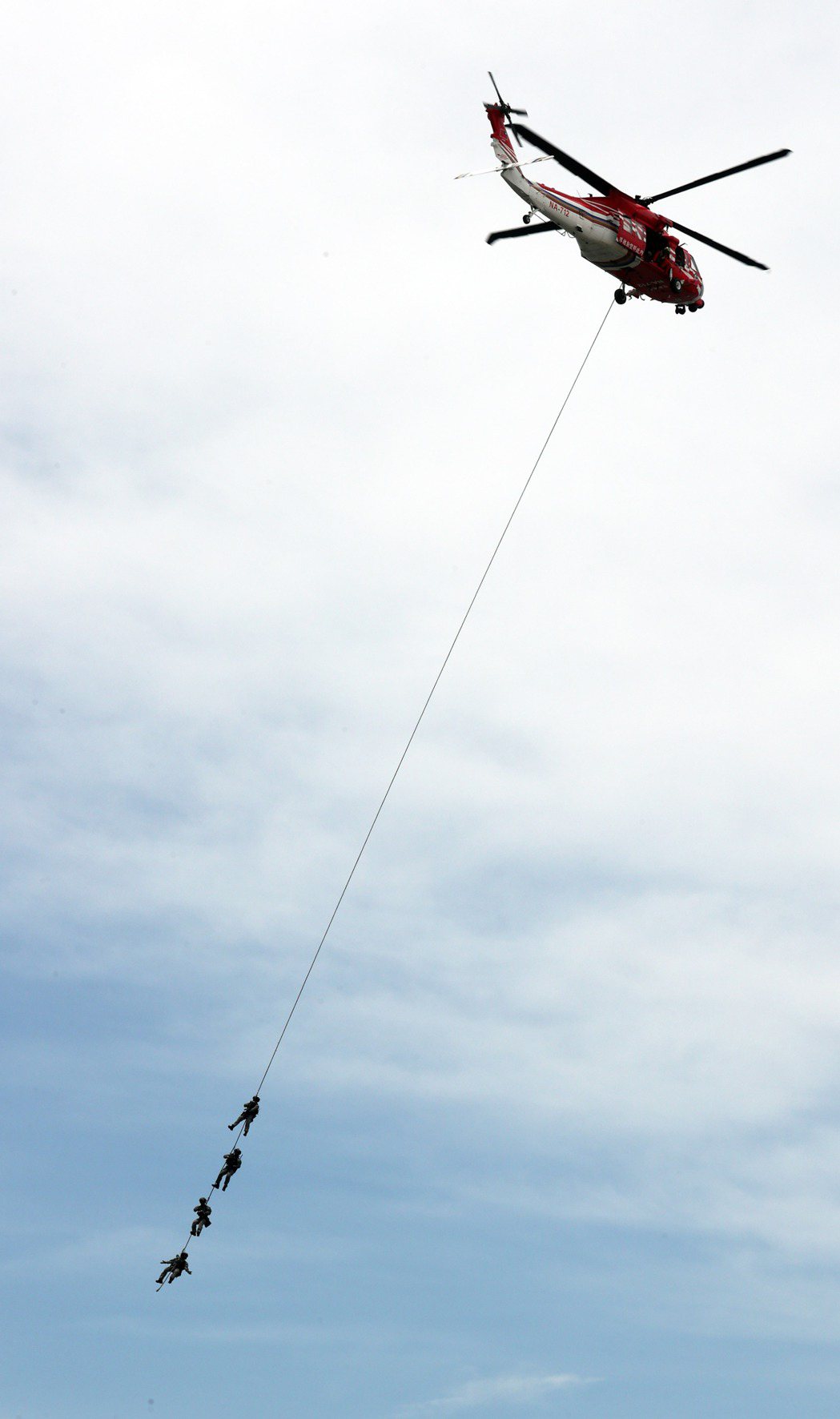 任務結束後，黑鷹直升機利用繩索讓特勤人員執行快速撤離。記者劉學聖／攝影