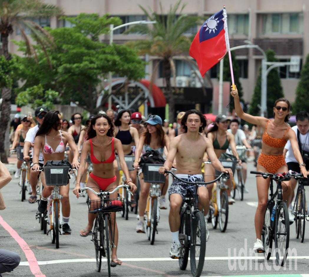 南台灣艷陽高照，今天在高雄市區有一群比基尼辣妹，從中央公園站出發一路騎單車遊行，...