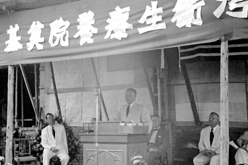 1954年6月11日，由基督復臨安息日會創辦的台灣衛生療養院舉行奠基典禮，由行政院長俞鴻鈞（中）主持。圖／聯合報系資料照片