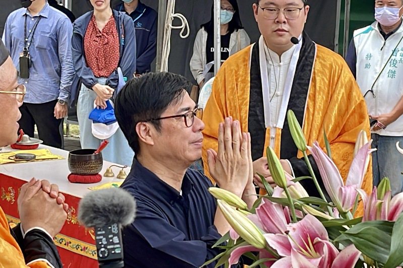 高雄市長陳其邁為龍舟賽事能活動順利祈福。記者古和純／攝影