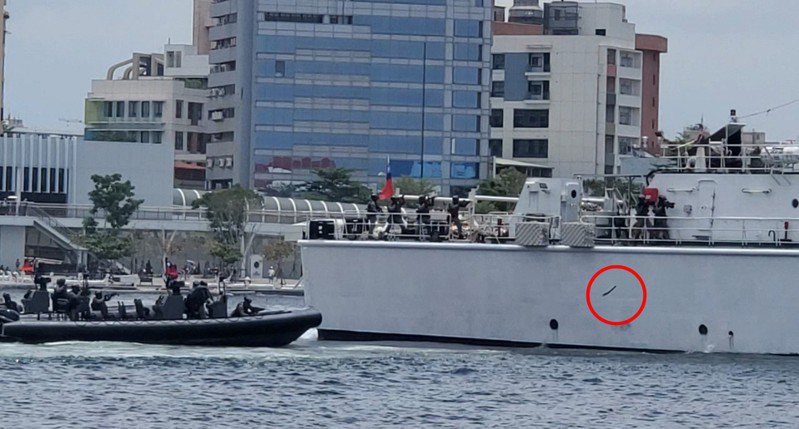 恐怖份子被摔倒時，1把黑色長條狀的武器（紅圈處）掉落海中。記者王勇超／攝影