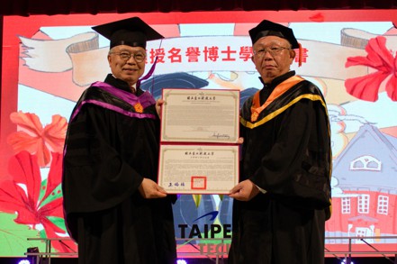 北科大舉行畢業典禮，並頒發名譽博士予群光電能科技總經理曾國華（右），表彰其對學界和產業界的貢獻。圖／北科大提供