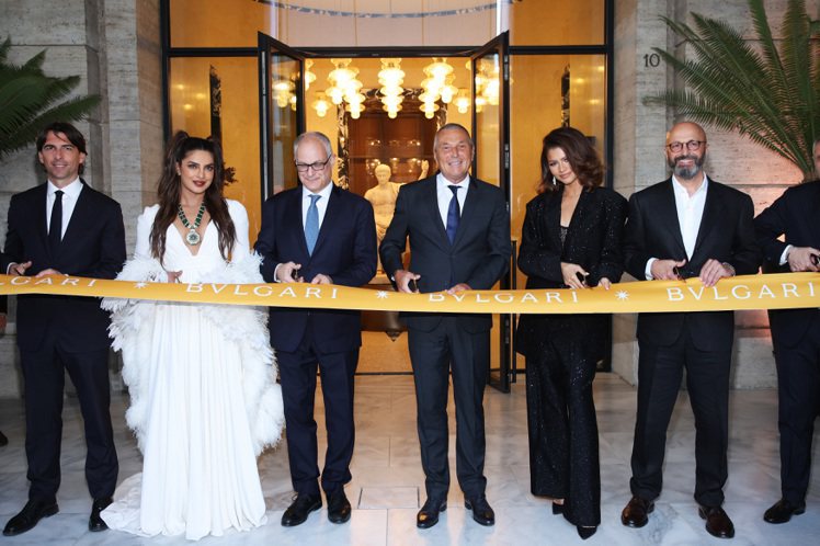 羅馬寶格麗飯店開幕剪綵儀式，並有寶格麗總裁Jean-Christophe Babin（中）、品牌代言人女星千黛亞（右三）、印度女星Priyanka Chopra（左二）一同出席。圖／寶格麗提供