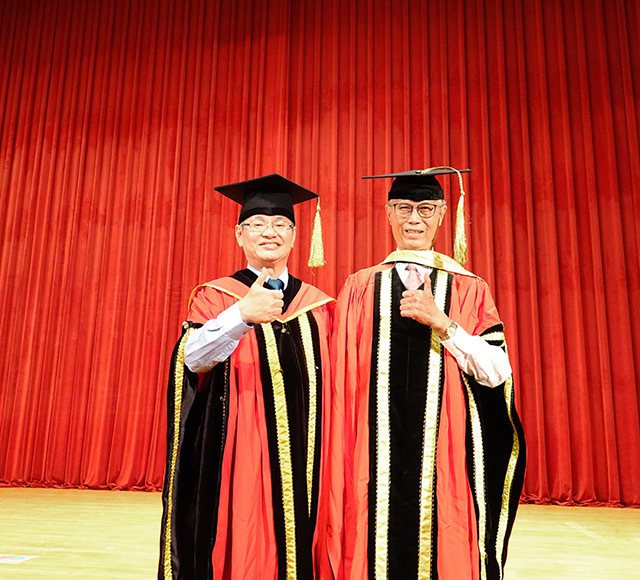 中正大學今天舉辦畢業典禮，最年長的畢業生是80歲中文系博士班陸春雄（右），成為創...