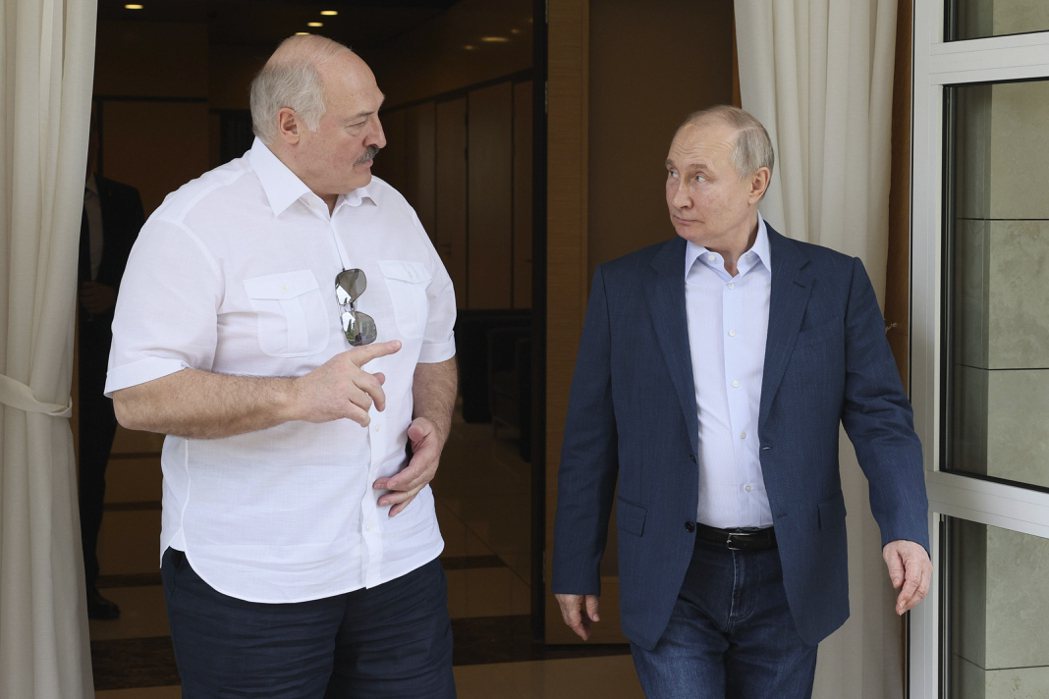 俄羅斯總統普亭（右）與白俄羅斯總統盧卡申科（左）。美聯社
