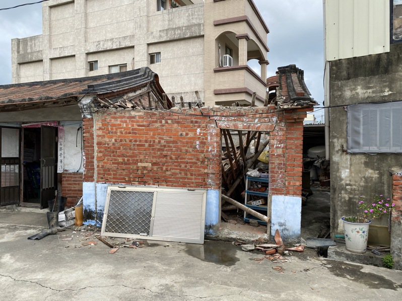 昨天下午發生芮氏規模5.3地震，震央在屏東三地門，遠在台南麻豆的老舊平房屋頂傳出倒塌。圖／翻攝照片