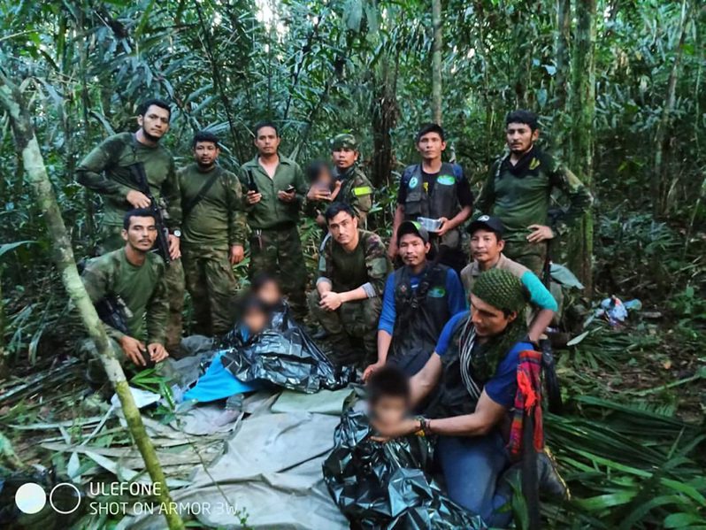哥倫比亞原住民和軍方組成搜救隊，九日尋獲在亞馬遜熱帶雨林中，因墜機而失蹤的四名孩童。（路透）