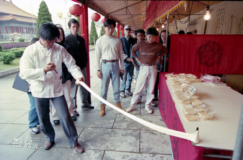 國立傳統藝術中心民藝街坊昨天上演一場拉糖蔥，讓遊客嘆讚。 圖／聯合報系資料照（2004/03/29　羅建旺攝影）