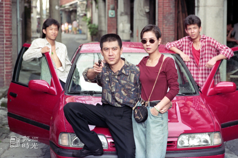 「少年ㄟ ，安啦！」，在汐止的一條老街上開鏡。高捷(前左)、魏筱惠(前右)、顏正國(後左)、譚至剛(後右)。聯合報系資料照（1991/09/25 游輝弘攝影）