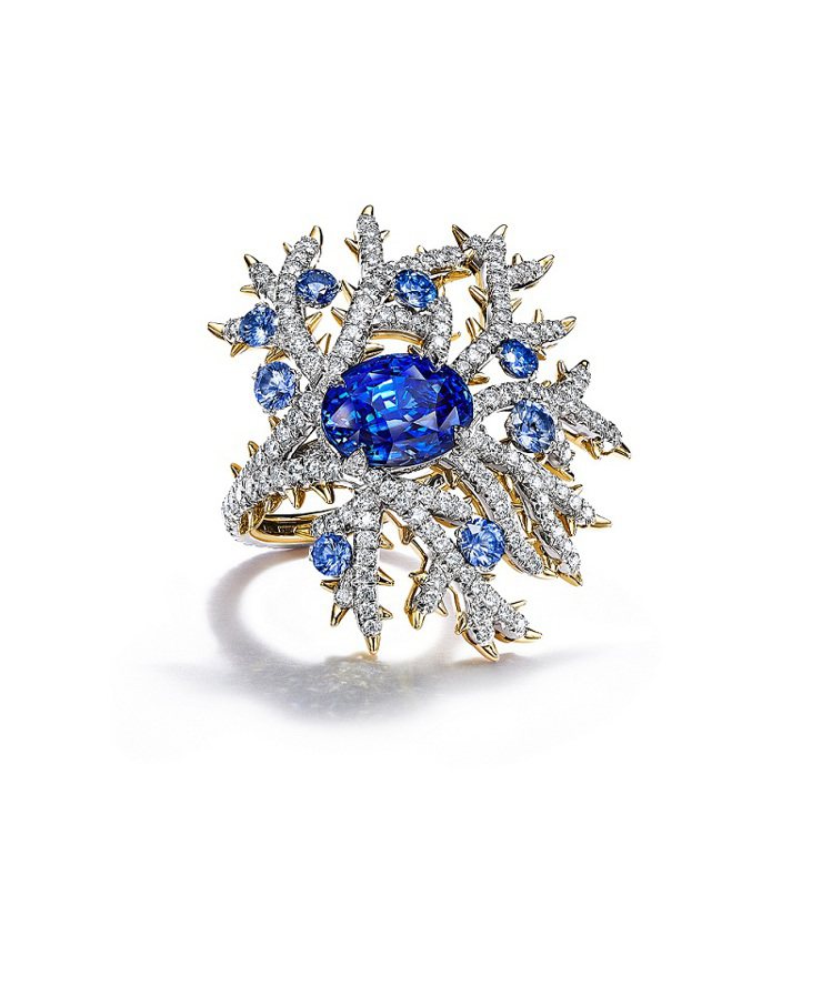 Tiffany 2023 Blue Book幻海秘境系列珊瑚溢彩主題戒指，鉑金與18K金鑲嵌藍寶石與鑽石。圖／Tiffany提供