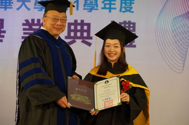 中華大學昨舉行畢業典禮，校長劉維琪指出，相信同學過去在校期間都因透過CHU1.0來翻轉人生，而CHU2.0則是希望在未來漫長的人生旅途中，畢業生都能堅守品格、投資幸福與體諒他人。圖／中華大學提供