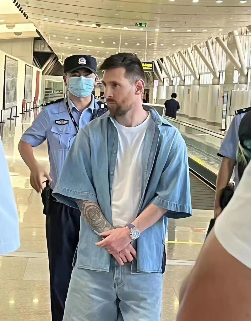 梅西10日抵達中國大陸後，卻因簽證問題被卡在北京國際機場約2小時左右。（取自推特）