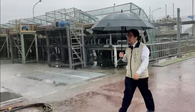 南市上午出現短時強降雨，市長黃偉哲突襲視察喜樹抽水站。圖 ／台南市政府提供