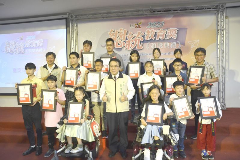 台南市教育局今天在新南國小舉辦總統教育獎頒獎典禮，由市長黃偉哲頒獎給16名獲獎學生。