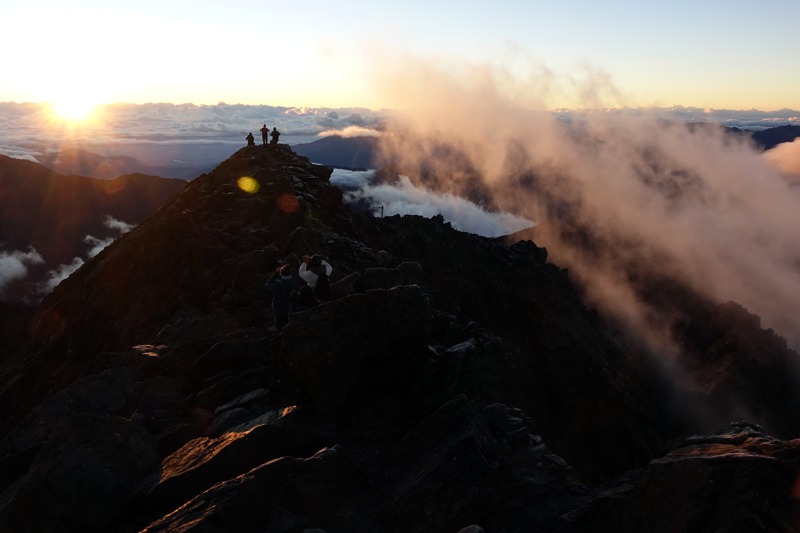 玉山必看的景點，登頂日出、日出後的玉山斜影映照阿里山、南峰的飛龍在天S型稜線，都是必看風景。記者邱德祥／攝影