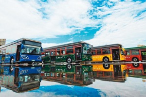 政府計畫以3年500輛示範車輛規模扶植國內車廠投入電動公車自主設計開發及生產。圖為成運電巴士。圖／成運汽車提供