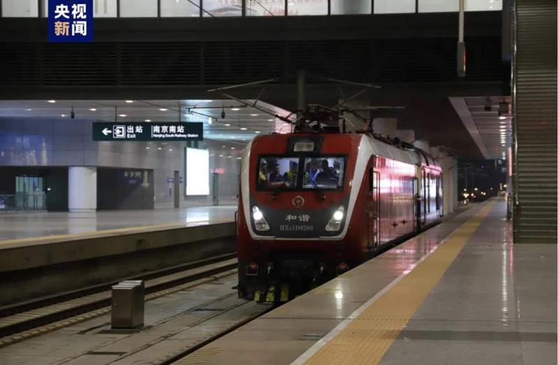 6月11日，滬寧沿江高鐵首趟接觸網熱滑試驗列車從南京南站駛出。（取自央視新聞）