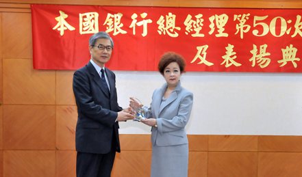 金管會主委黃天牧先前頒獎給輸銀理事主席劉佩真（右）。圖／輸銀提供