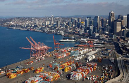 美西港口勞資糾紛未解，已拖累港口生產力，並使貨物壅塞蔓延到貨運鐵路業。（路透）