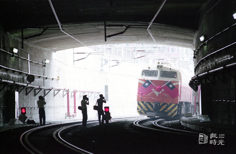 台北市區鐵路地下化十二日通車，火車進隧道。圖／聯合報系資料照(1989/06/12  本報記者攝影)