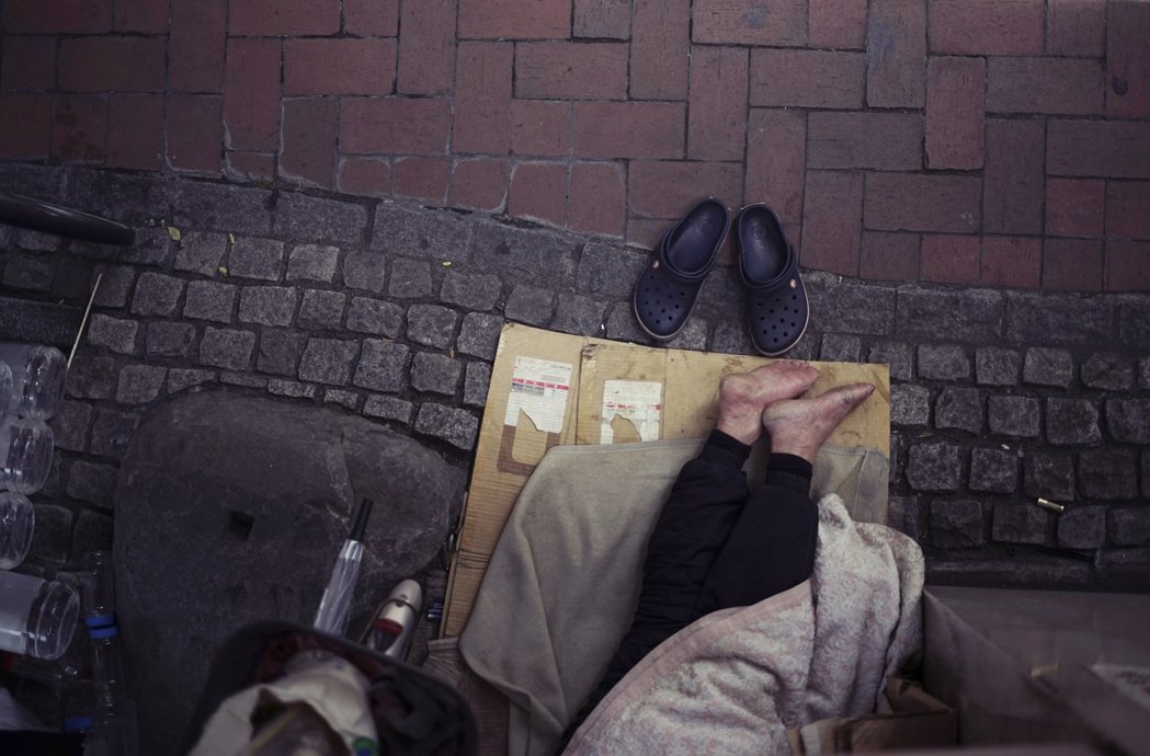 圖為日本街頭的無家者。 圖／美聯社