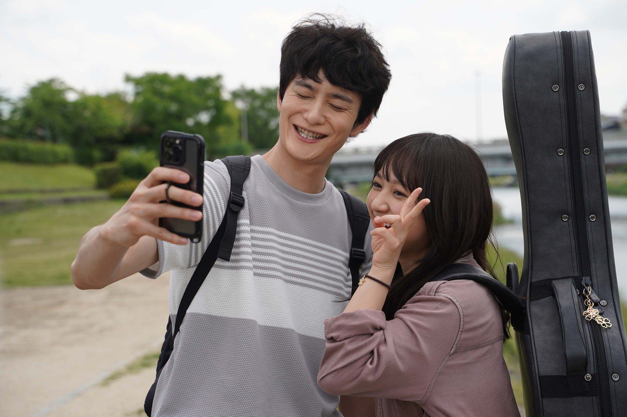 岡田將生 (左) 在《快一秒的他》中對在街頭賣唱的櫻子一見鍾情。圖／甲上娛樂提供
