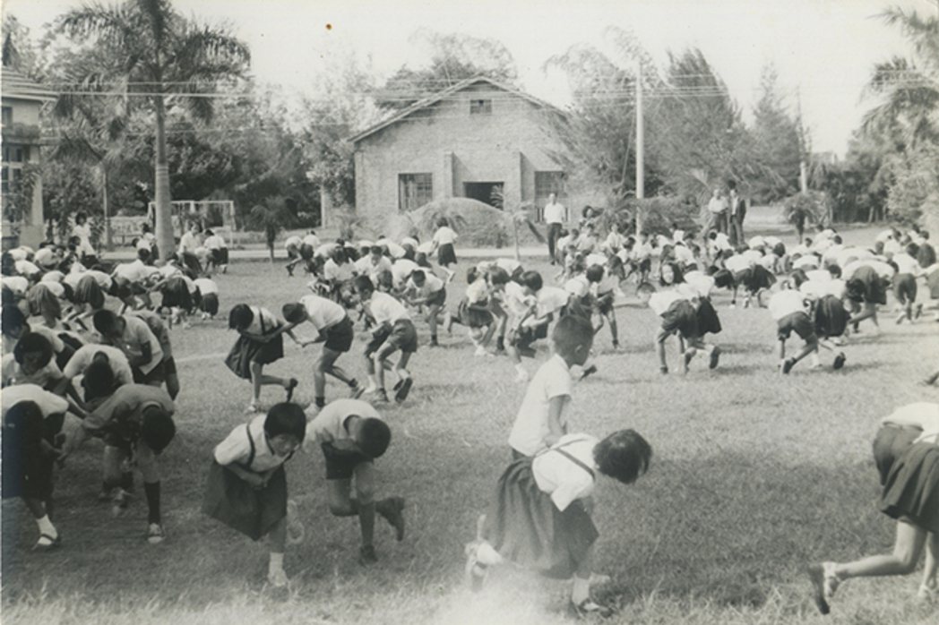 1960年代虎尾空軍子弟學校運動會跳舞照片。圖｜國家文化記憶庫