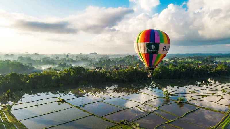 Tanah Gajah 住客能體驗峇里島唯一的熱氣球冒險，從高空俯瞰鬱蔥稻田叢林，探索島嶼的神祕與多樣。圖／取自Tanah Gajah官網