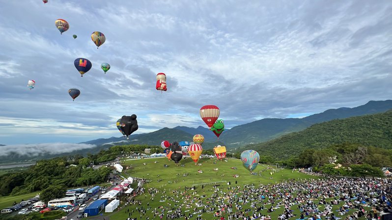 2023台灣國際熱氣球嘉年華30日將在台東鹿野高台登場，至8月28日止，邀請超過50顆廣受大家喜愛的國內外熱氣球。圖為2022年7月2日開幕盛況。 中央社