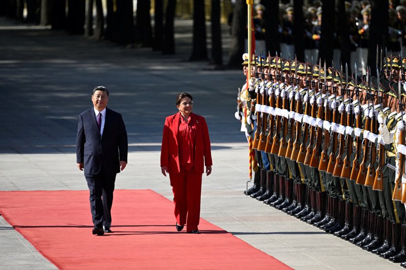 宏都拉斯3月與中國建交後，總統卡斯楚首次訪問中國，並在今天與中國國家主席習近平會談。同日，宏國的南美白對蝦獲准輸入中國。 路透社