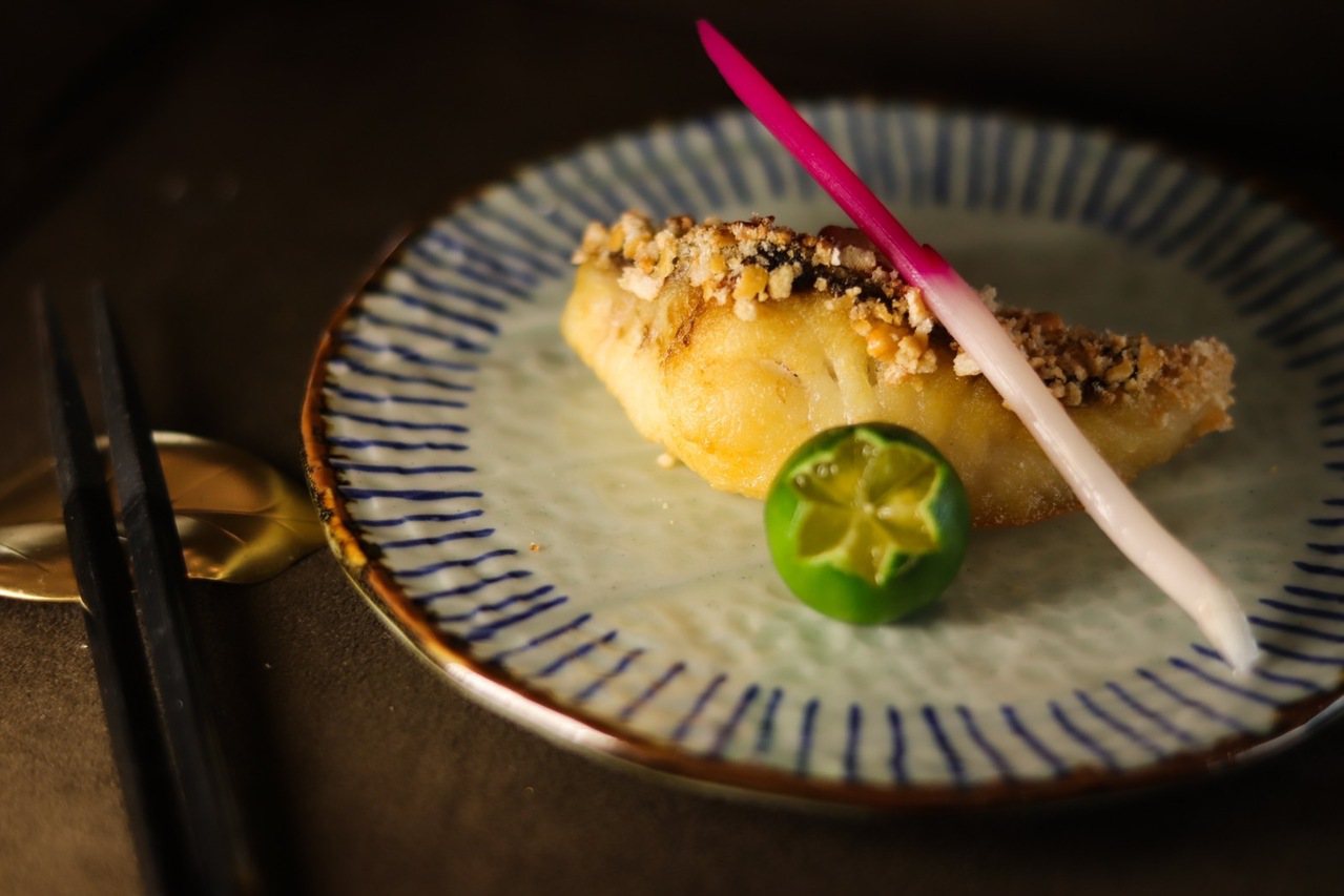 「青雞魚米菓燒」外酥內嫩，充滿創意性。Eric Hsu攝