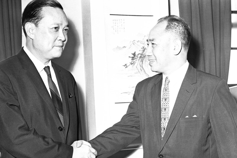 1960年6月13日，外交部舉行新卸部長任交接儀式，新任部長沈昌煥（左）與卸任部長黃少谷（右）握手致意。圖╱聯合報系資料照片