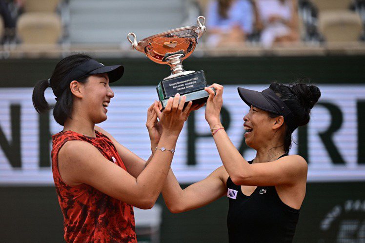 台灣網壇女將謝淑薇（右）成功於法網女雙決賽再度封后，當時就身穿了自己混搭的Lacoste服裝出賽。圖／摘自WTA facebook