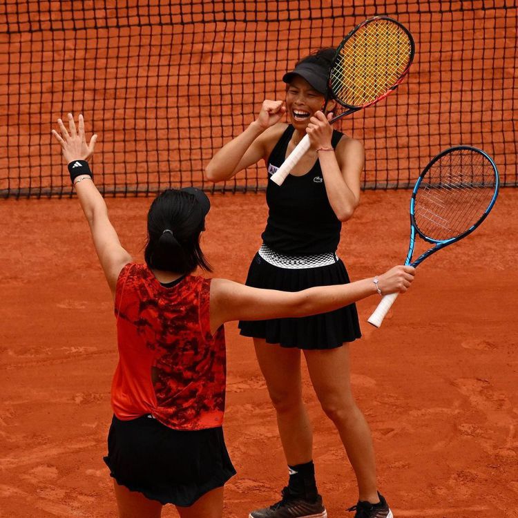 台灣網壇女將謝淑薇（右）成功於法網女雙決賽再度封后，當時就身穿了自己混搭的Lacoste服裝出賽。圖／摘自WTA facebook