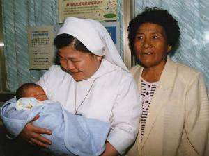 聖馬爾定醫院院長陳美惠懷抱著第一個在阿里山醫療站出生的寶寶。圖／嘉義市聖馬爾定醫院提供