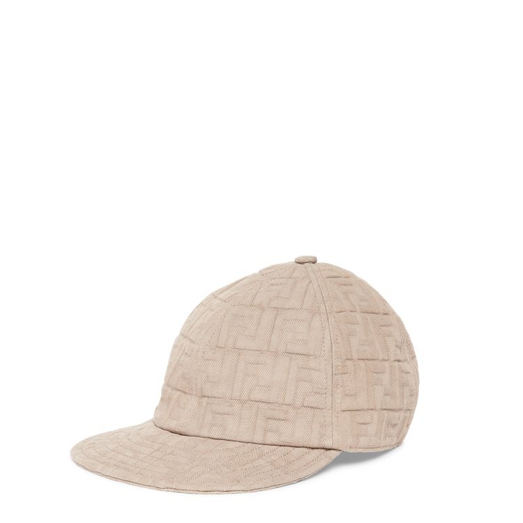米色棉質棒球帽，15,800元。圖／FENDI提供