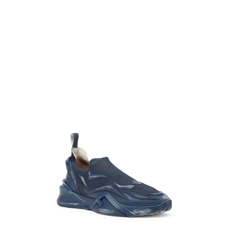 FENDI FLOW藍色網紗慢跑運動鞋，36,500元。圖／FENDI提供