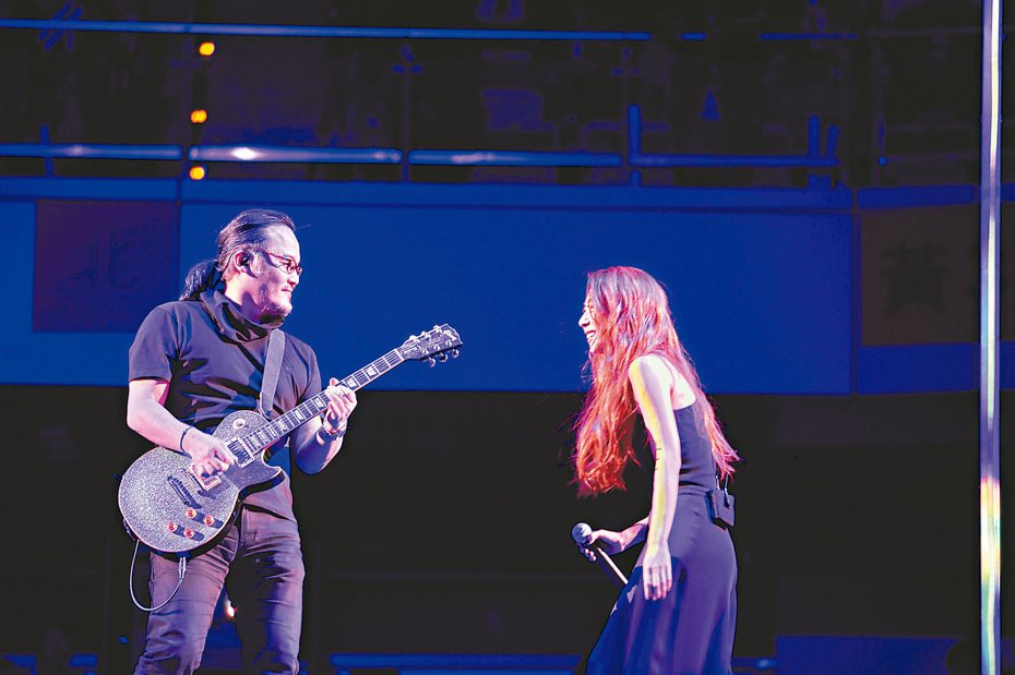 鍾成虎（左）曾擔任吉他手，和陳綺貞在台上演出。