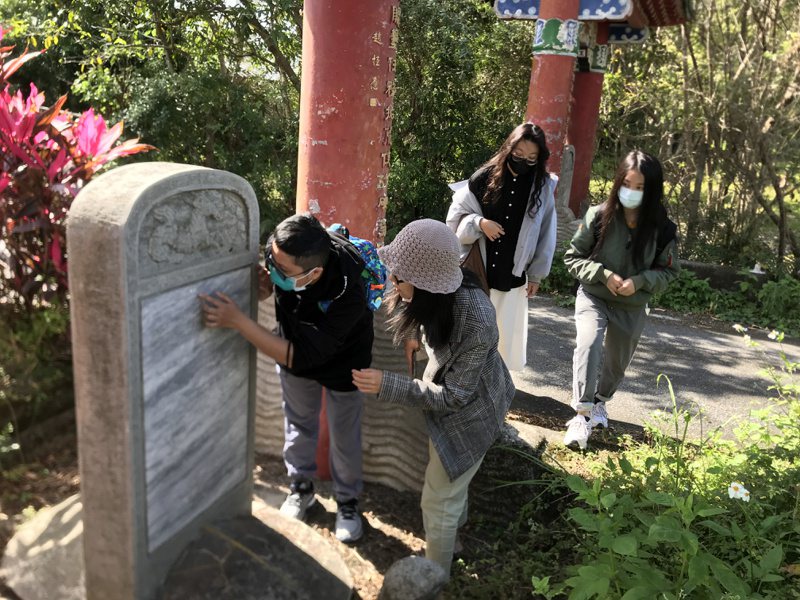 國立東華大學學生走訪光華村的特色地景，以繪本方式記錄當地開發歷程，為該村保留寶貴文史資料。圖／東華大學提供